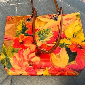 Bag in great condition. Florals galore!